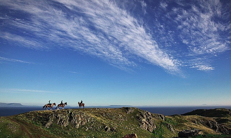 Abenteuer Irland: Winzige Reiter vor einer majestätischen Landschaftskulisse (Deltagram for Florian Wagner)